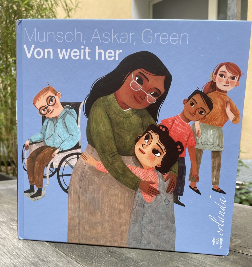 Das Cover des Buches "Von weit her", das Saoussan mit ihrer Lehrerin zeigt. 
