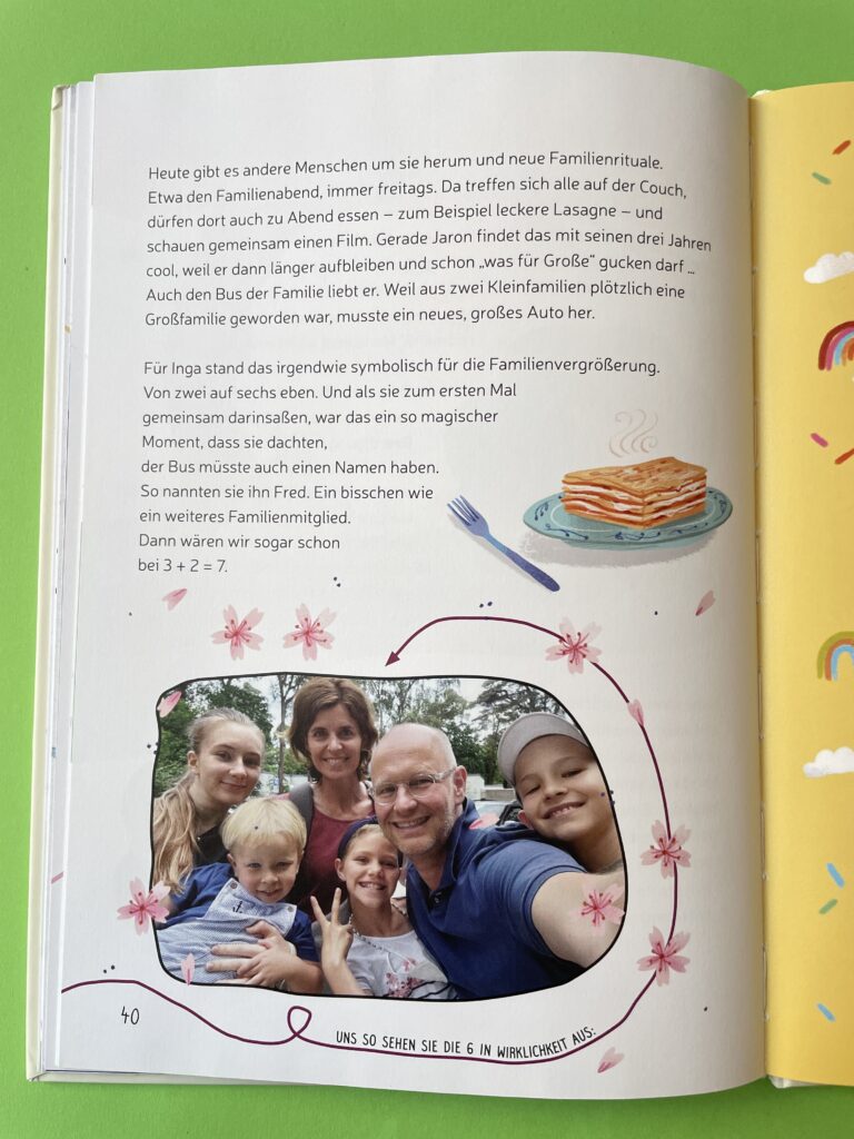 Das Bild zeigt eine Textseite des Buches an deren Ende ein echtes Foto der Familie steht. 